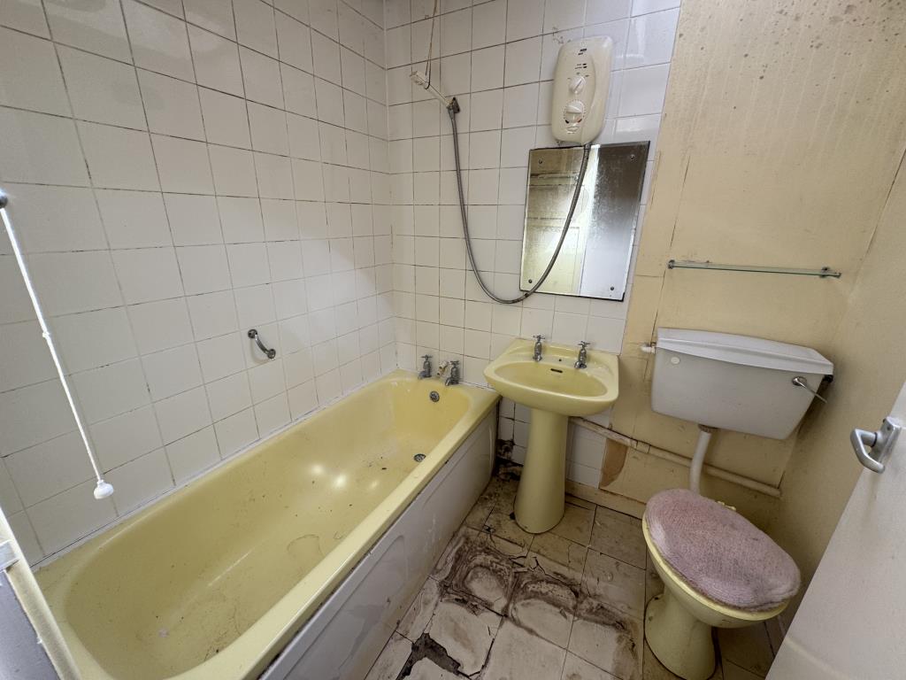 Lot: 157 - TWO-BEDROOM LINKED BUNGALOW FOR UPDATING AND REPAIR - Bathroom